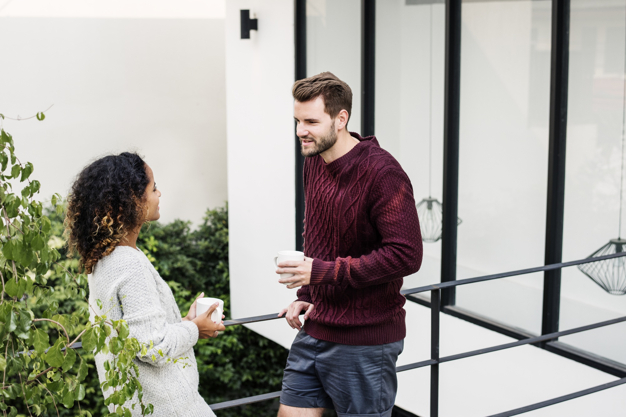 Agent imobiliar discutand cu proprietarul