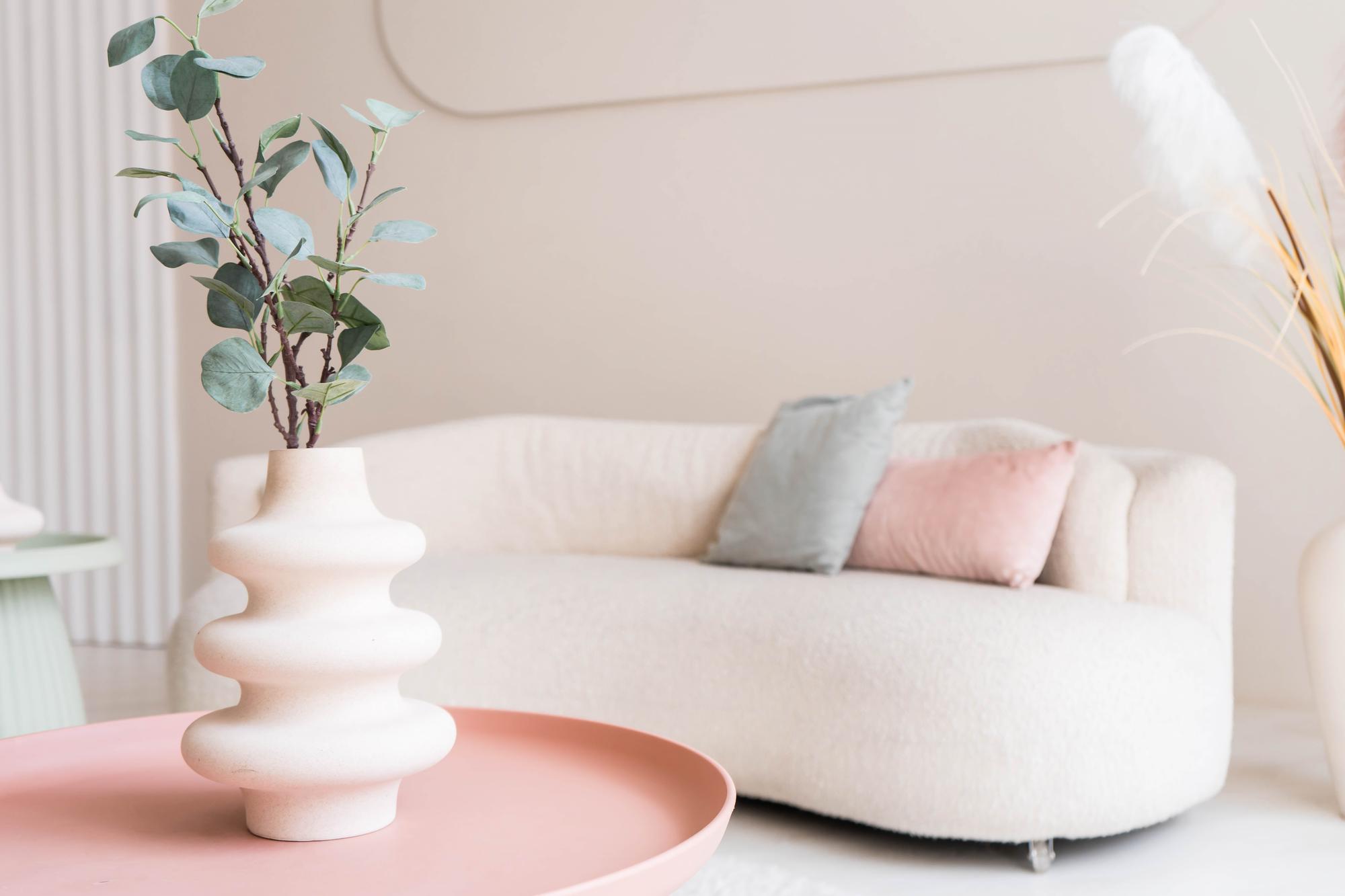 Living modern cu lumină caldă și accente pastel